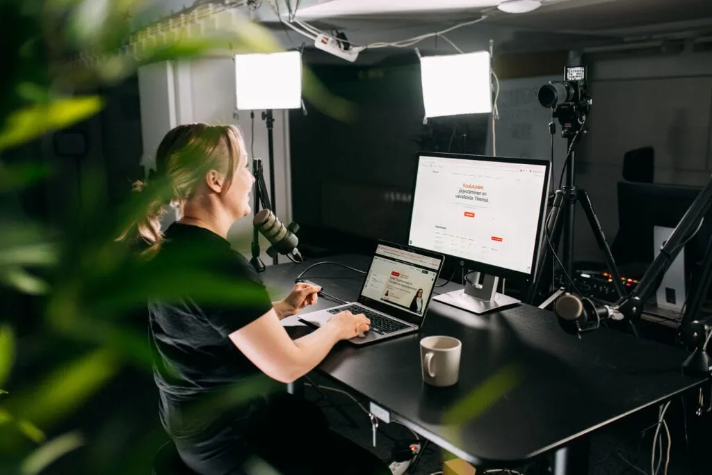 eventillan oma webinaaristudio: mikit, kamera ja valot